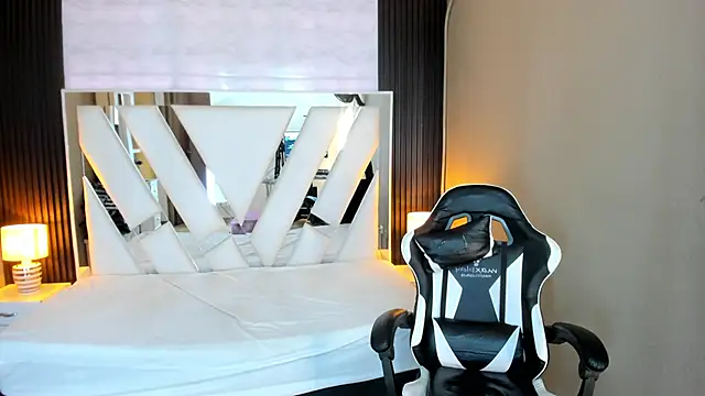 Linda4Petite online show from March 2026 06:45:02 PM