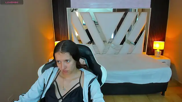 Linda4Petite online show from April 2026 06:00:01 PM