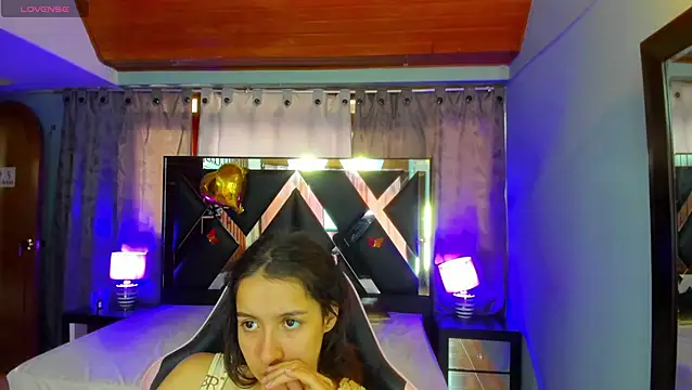 Snapshot of Linda4Petite chatting on July 2026 06:32:01 PM Linda4Petite online show from July 2026 06:32:01 PM
