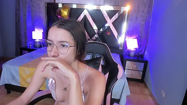 Snapshot of Linda4Petite chatting on July 2026 02:30:02 PM Linda4Petite online show from July 2026 02:30:02 PM