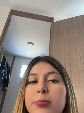 lunablossom  online show from December 2024 04:15:01 PM