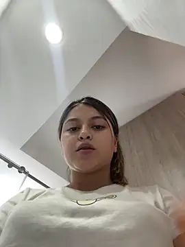 lunablossom  online show from December 2024 07:54:02 PM