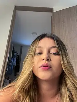 lunablossom  online show from December 2024 08:39:01 PM