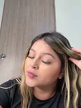 lunablossom  online show from February 2025 08:33:02 PM