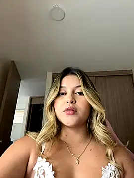 lunablossom  online show from September 2025 07:59:02 PM