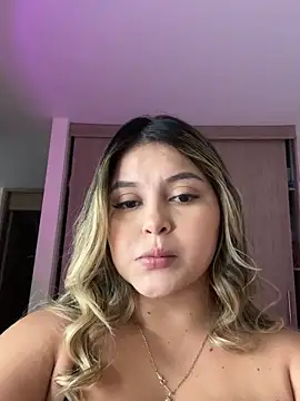 lunablossom  online show from October 2025 10:32:02 PM