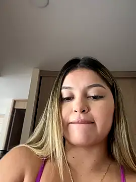 lunablossom  online show from November 2025 05:46:01 PM