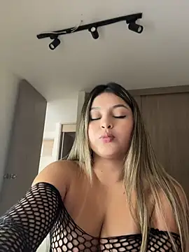 Snapshot of lunablossom_ chatting on May 2026 09:42:01 PM lunablossom online show from May 2026 09:42:01 PM