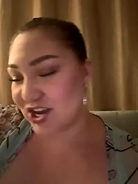 Snapshot of RosieDixx chatting on October 2025 03:37:02 AM RosieDixx online show from October 2025 03:37:02 AM