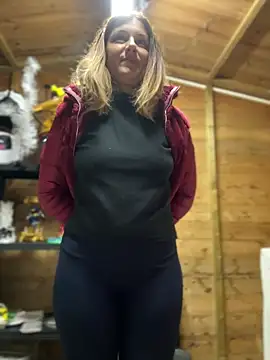 DaisyVibesss online show from December 2024 04:18:01 PM