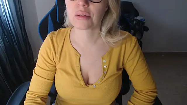 LARACRUZ30 online show from April 2026 06:18:01 AM