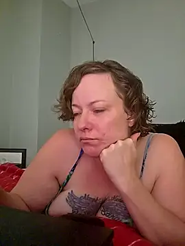 Snapshot of julimonroe chatting on April 2026 02:47:02 AM julimonroe online show from April 2026 02:47:02 AM