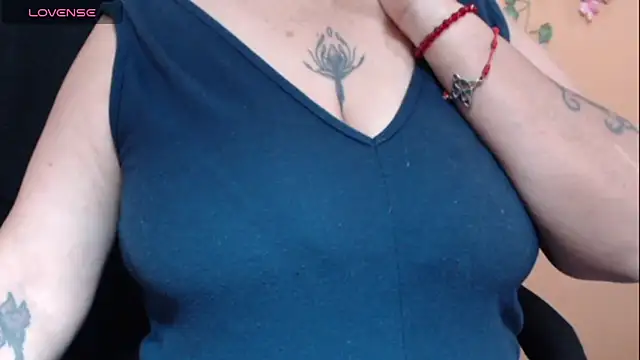 Snapshot of Hellensextits chatting on February 2025 05:15:01 PM Hellensextits online show from February 2025 05:15:01 PM