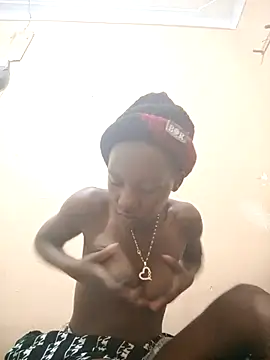 Snapshot of Petite_li chatting on November 2025 04:27:01 PM Petite li online show from November 2025 04:27:01 PM