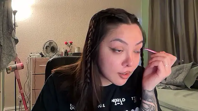 nativepumpkin95 online show from December 2025 06:56:02 PM