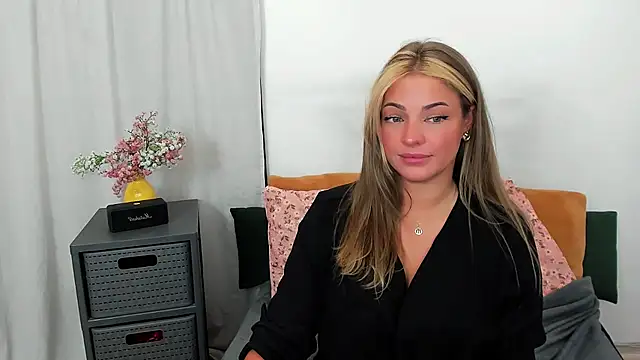 Snapshot of LilyBlondee chatting on July 2026 10:21:02 AM LilyBlondee online show from July 2026 10:21:02 AM