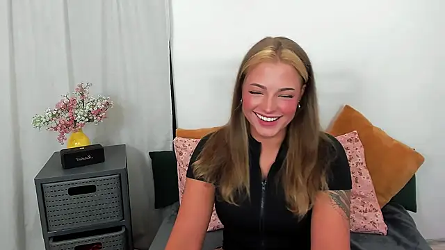 Snapshot of LilyBlondee chatting on July 2026 05:23:01 AM LilyBlondee online show from July 2026 05:23:01 AM
