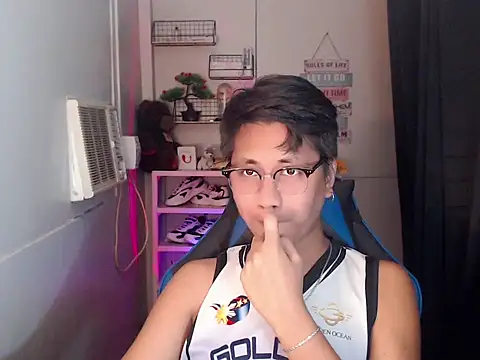 khael moreno online show from December 2025 04:07:01 AM