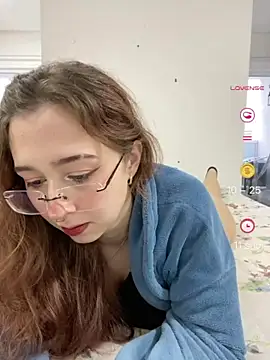 Snapshot of tsuki_chan_on chatting on June 2026 05:27:01 PM tsuki chan on online show from June 2026 05:27:01 PM