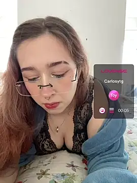 Snapshot of tsuki_chan_on chatting on June 2026 04:42:01 PM tsuki chan on online show from June 2026 04:42:01 PM