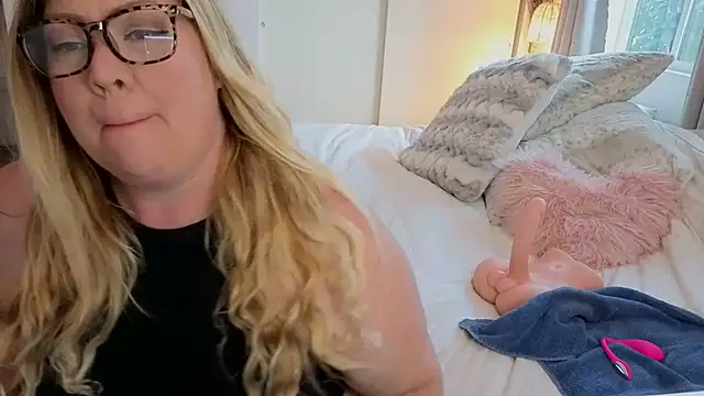 JESS LOVES online show from November 2025 07:02:02 PM