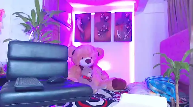 Snapshot of Hotgiirl_1 chatting on February 2025 06:35:01 PM Hotgiirl 1 online show from February 2025 06:35:01 PM