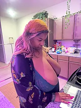 BigFineSelena online show from December 2025 12:41:01 AM