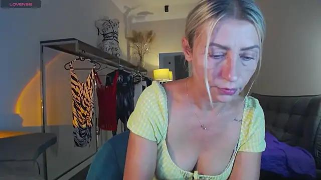 ZoeGrant online show from September 2025 07:39:02 PM