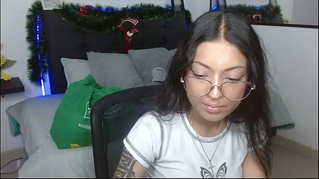 Snapshot of vaness_weet chatting on December 2025 08:49:01 PM vaness weet online show from December 2025 08:49:01 PM