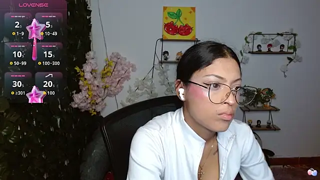 Snapshot of vaness_weet chatting on April 2026 08:03:01 PM vaness weet online show from April 2026 08:03:01 PM