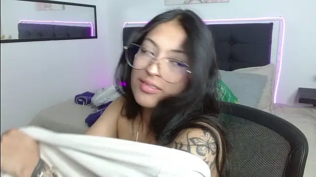Snapshot of vaness_weet chatting on April 2026 07:50:02 PM vaness weet online show from April 2026 07:50:02 PM