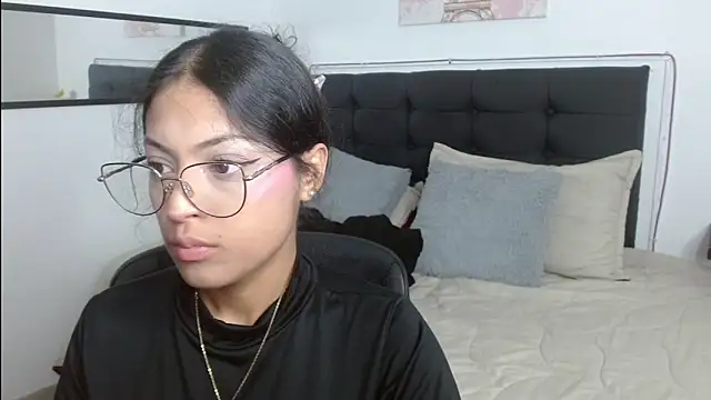 Snapshot of vaness_weet chatting on April 2026 08:28:02 PM vaness weet online show from April 2026 08:28:02 PM