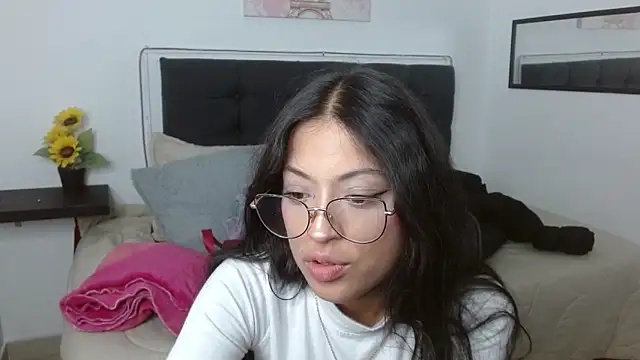 Snapshot of vaness_weet chatting on April 2026 07:52:01 PM vaness weet online show from April 2026 07:52:01 PM
