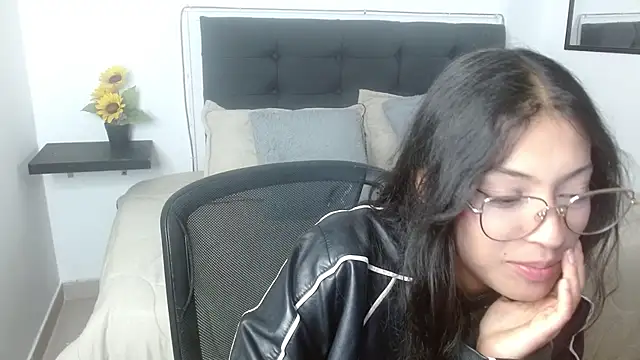 Snapshot of vaness_weet chatting on April 2026 08:15:01 PM vaness weet online show from April 2026 08:15:01 PM