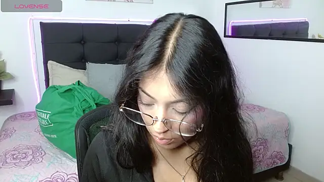 Snapshot of vaness_weet chatting on May 2026 08:15:01 PM vaness weet online show from May 2026 08:15:01 PM