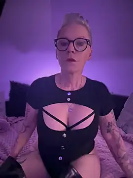 Snapshot of German_Milf chatting on February 2025 06:31:01 PM German Milf online show from February 2025 06:31:01 PM