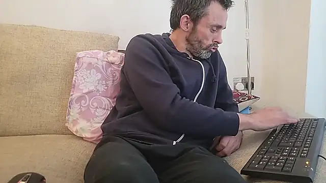 uk-bobbie-uk online show from October 2025 04:00:01 PM