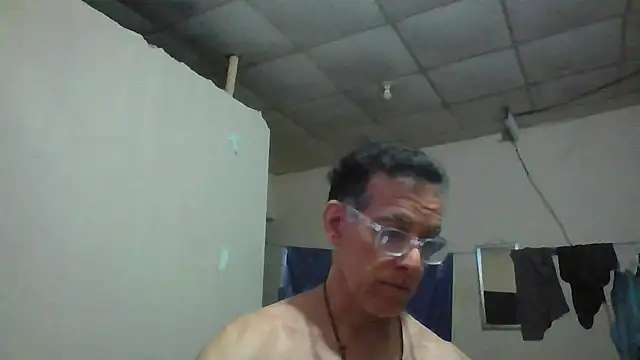 Snapshot of CaptainFox chatting on June 2026 12:39:02 AM CaptainFox online show from June 2026 12:39:02 AM