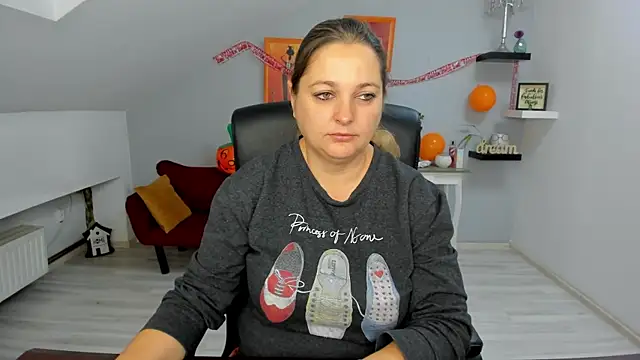 LollaGirl online show from October 2025 04:24:02 AM