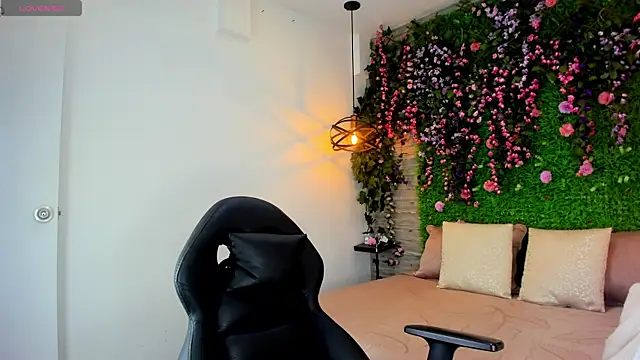 SarahDeyvis online show from December 2025 02:13:01 PM