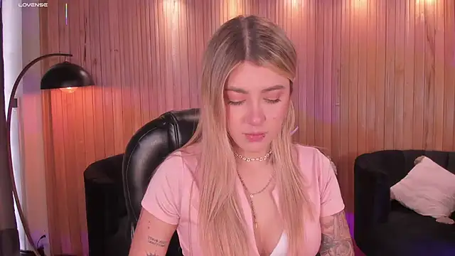 EveBensonX online show from November 2025 06:02:01 PM