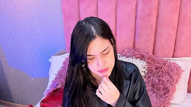 Alexa Thaylor  online show from October 2025 02:48:01 PM