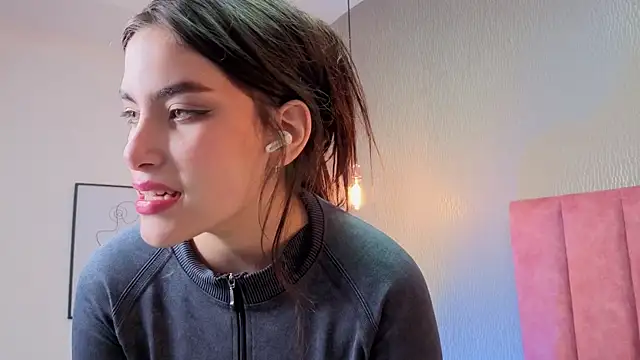 Alexa Thaylor  online show from January 2026 09:42:01 PM