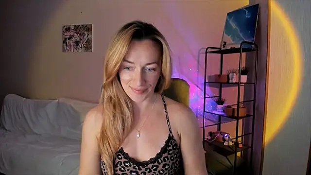 Snapshot of RebeccaMartinez chatting on October 2025 10:47:01 AM RebeccaMartinez online show from October 2025 10:47:01 AM