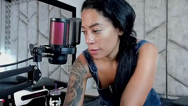 NiicolleMiller online show from November 2025 01:00:01 PM