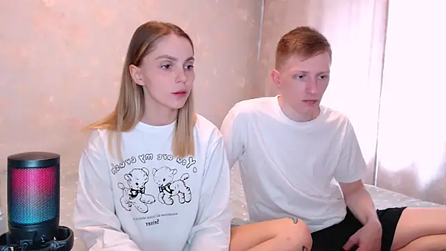 Snapshot of juliaanddima chatting on June 2026 07:28:02 AM juliaanddima online show from June 2026 07:28:02 AM