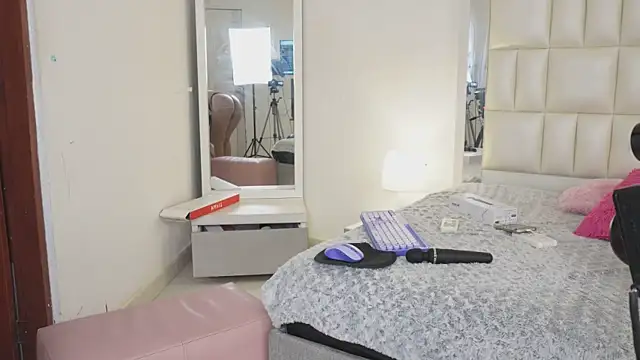 Anais aradia online show from March 2025 07:41:02 AM