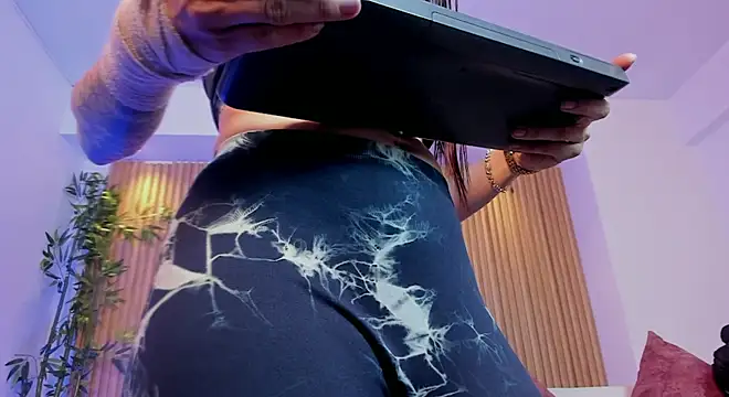 charlottewhitte online show from April 2026 12:21:01 PM