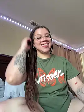 QueenNuttCollector online show from December 2025 05:41:01 PM