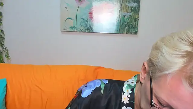 iamyourdream89 online show from October 2025 01:23:01 PM